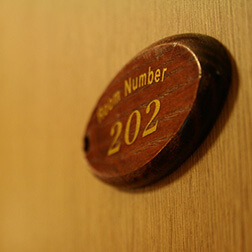 客室入り口ドアの部屋ナンバーは手作り。