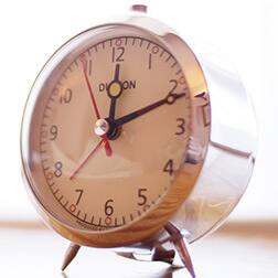 目覚まし時計は'ダルトン'を使用。
